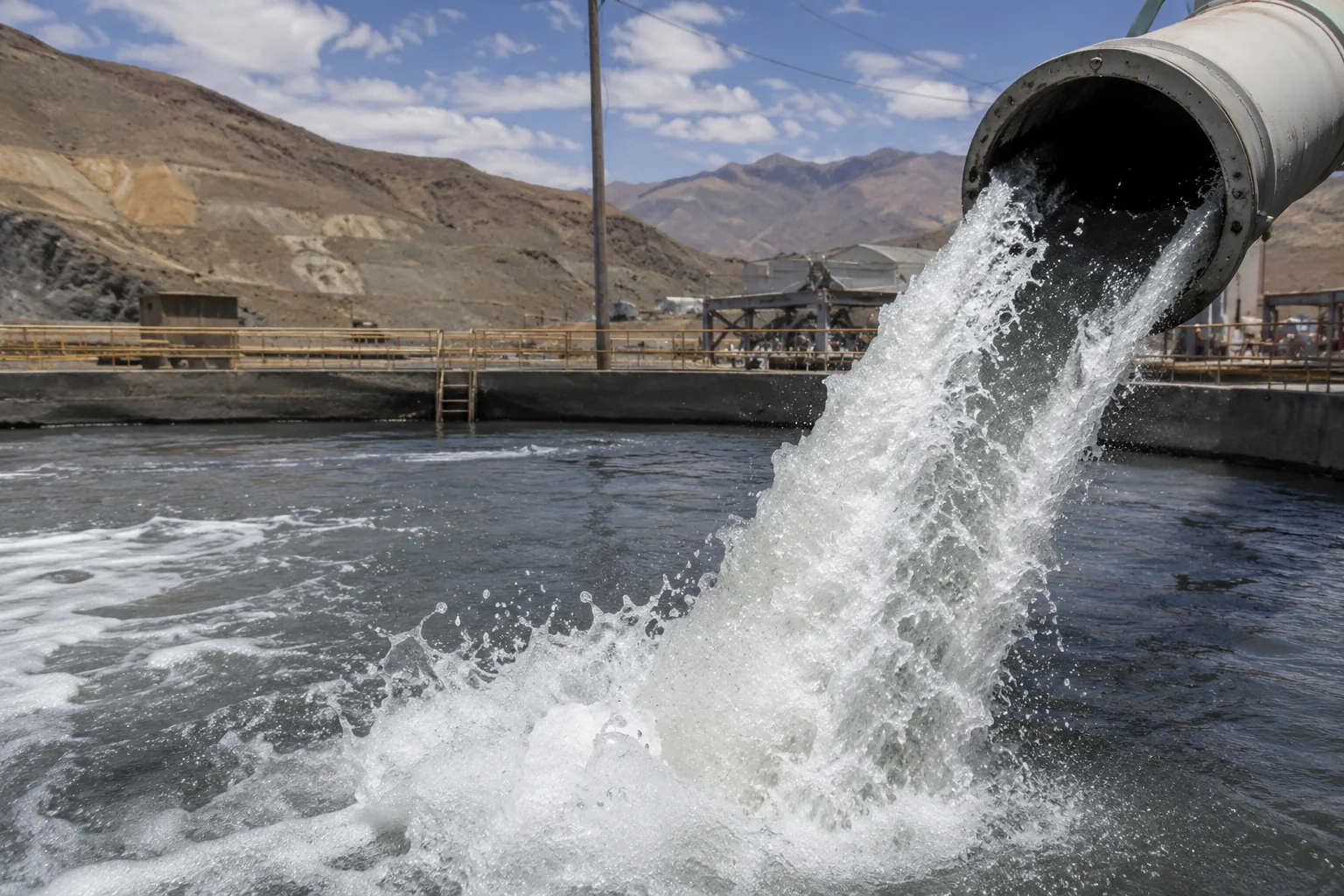 Canal de riego en zona andina de Mendoza