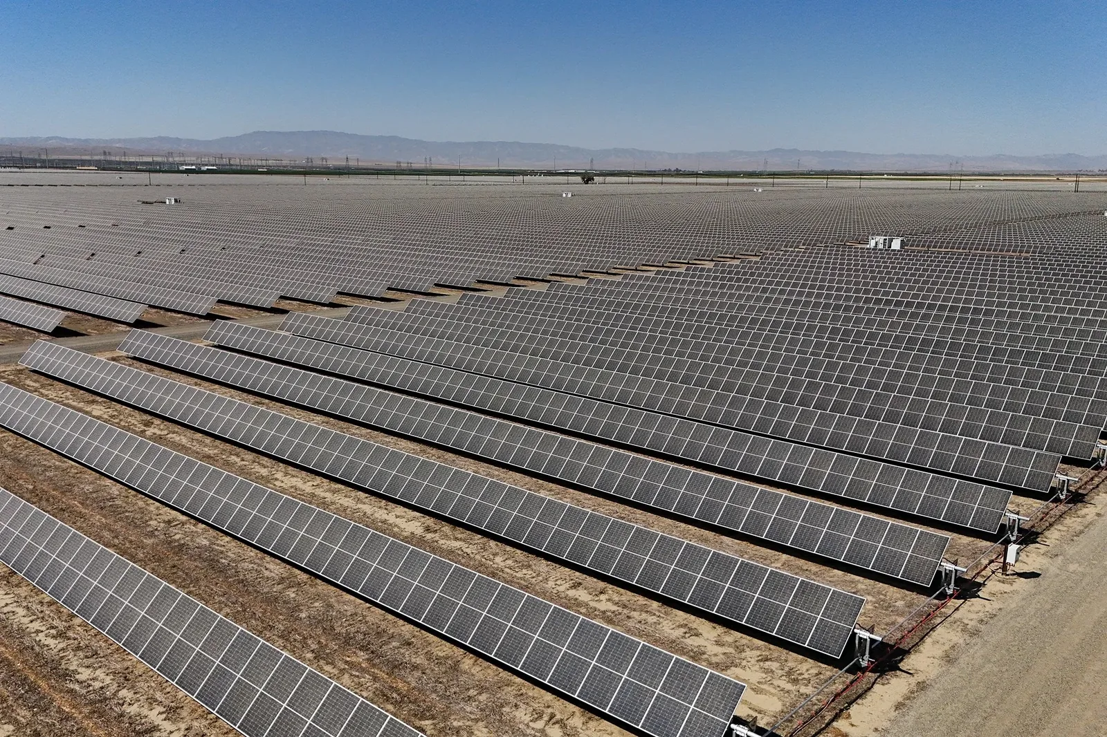 Parque solar fotovoltaico en zona árida de Mendoza